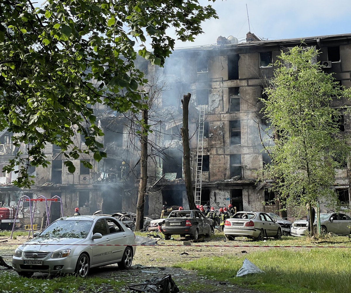 tristandessert's tweet photo. Une nuit « banale » à Kryvyï Rih, Ukraine : réveil à 3h du matin avec d’énormes explosions. Cet immeuble banal a été touché par un missile, plusieurs morts et blessés. Des civils qui dormaient… https://t.co/L56DVr5ND9