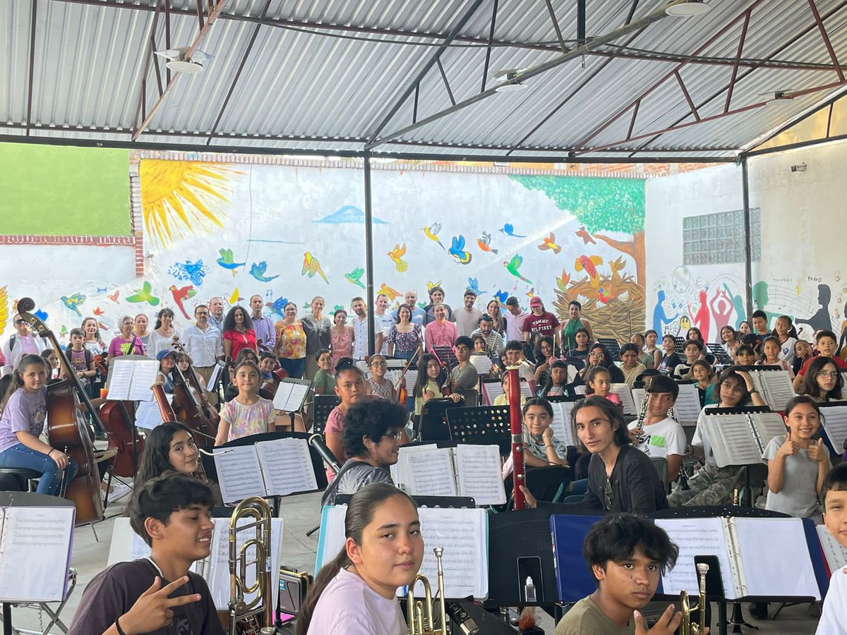 labespalova's tweet photo. Di un abrazo de @alefrausto a los jóvenes talentosos de semilleros creativos de Jalisco. El programa de @cultura_mx de la esperanza, el que me deja sonrisas en la memoria. Gracias, @EsTetereta a tu equipo, a @SusanaHarp hasta por el palomazo y a @CulturaJalisco por la compañía. https://t.co/nYKJNBmFUl