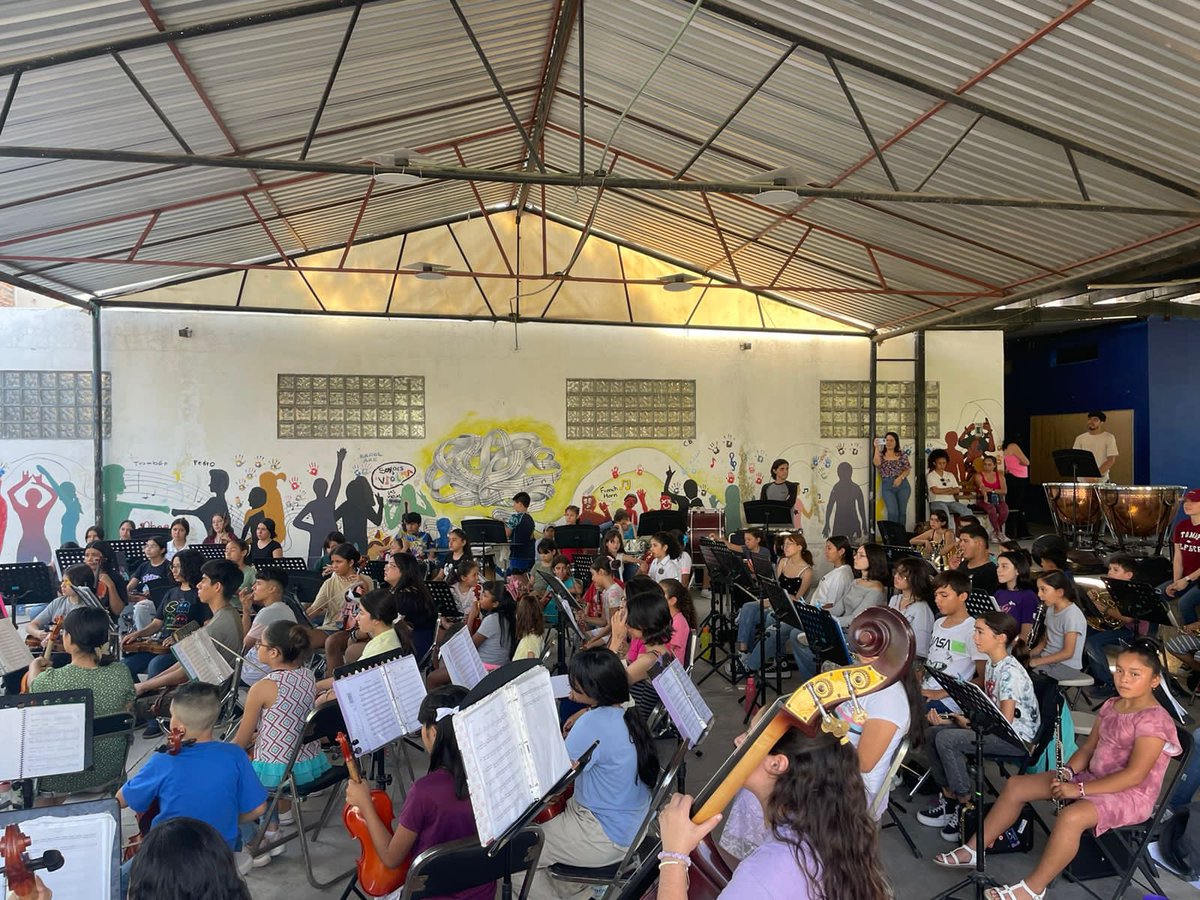 labespalova's tweet photo. Di un abrazo de @alefrausto a los jóvenes talentosos de semilleros creativos de Jalisco. El programa de @cultura_mx de la esperanza, el que me deja sonrisas en la memoria. Gracias, @EsTetereta a tu equipo, a @SusanaHarp hasta por el palomazo y a @CulturaJalisco por la compañía. https://t.co/nYKJNBmFUl