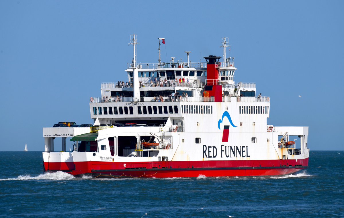 Holiday makers and festival goers crossing the Solent aboard Red Funnel’s Red Falcon. @RedFunnelFerry #RedFunnel #Ferry #Ferries #IsleOfWight #IoW #ShipsInPics #Shipspotting #Ships #Schiffe #Southampton #Solent