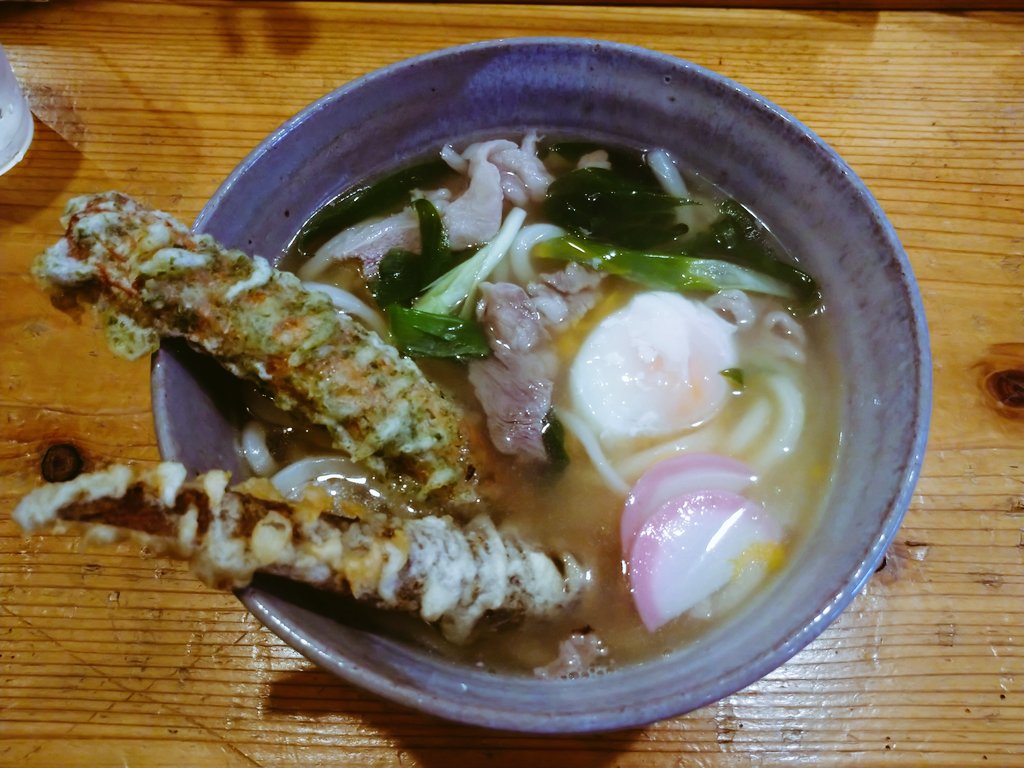 昼食 讃岐の男うどん 今日は久しぶりに先輩と外食しました😌 岡山では有名な「男うどん」🍜 極太ゴボウ揚げとちくわ揚げが入ってます🤗 ボリューム満点で満足🍴🈵😆 ご馳走さまでした‼️