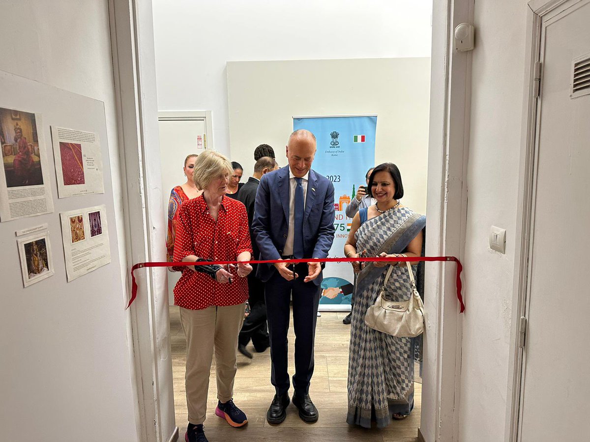IndiainItaly's tweet photo. Senator Pietro Lorefice, Director of Accademia di Belle Arti di Roma Ms Cecilia Casorati join Ambassador Dr Neena Malhotra to inaugurate the Indian exhibition of handwoven Banarsi Silk &amp; Kashmiri Pashmina. A celebration of India's rich textile heritage. @TexMinIndia @MEAIndia https://t.co/oBhmZpNoig