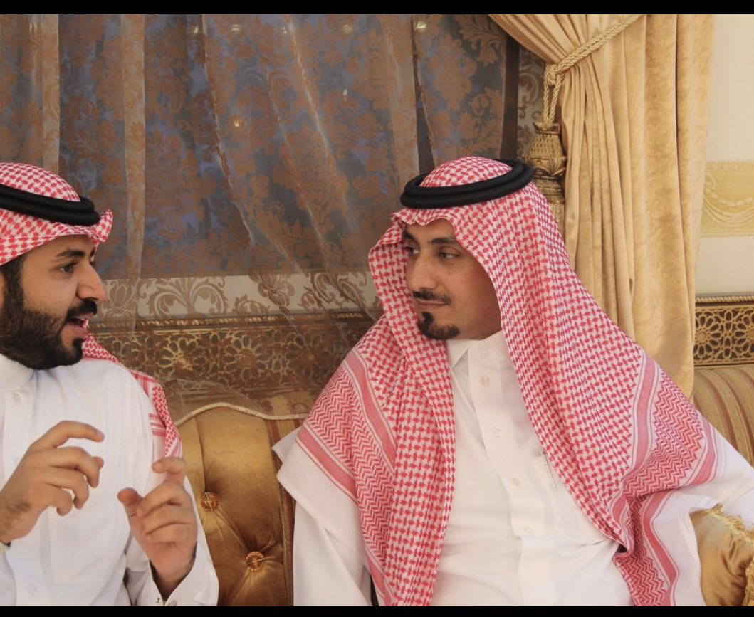 فيك اتنومس يازبون المجنّا
ياذروة المجد التليد وكيانه

فيك النشاما تفختر يا جملنّا
يالي ب جوده حاتمي في زمانه

العاني ان وصلك لقا ما تمنّا
ومن ضدك يذوق الغبن والاهانه 

يابوي فزعة ضايقً ما تهنّا
وانته ذرانا بعد ربي وامانه

اسمك يخلي لي المدايح تثنّا
وصيتك يعليني مقام ومكانه