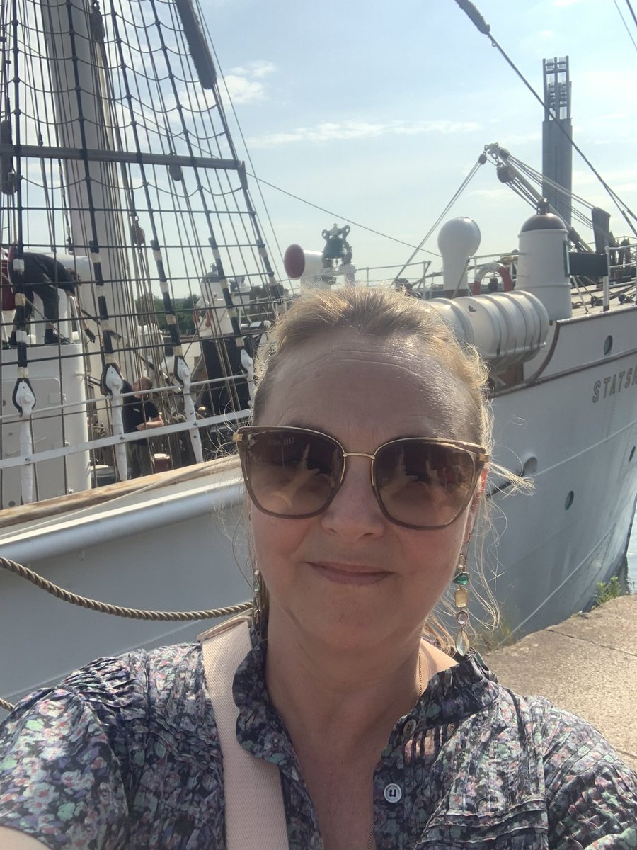 AGENTDOUBLEnet's tweet photo. @lartpourleau en visite #rouen #Armada2023 https://t.co/J2xLpgERs1