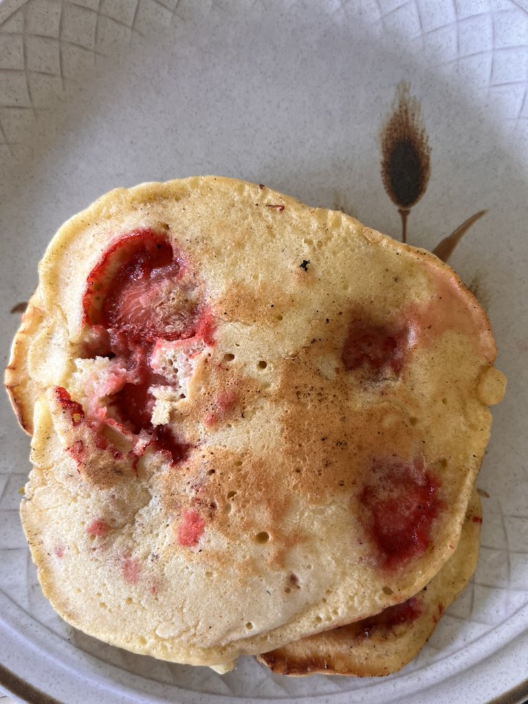 tch567's tweet photo. water 💦 Garden while u make strawberry pancakes w fresh picked strawberries from R garden? ✨Sure❣️😀 #Garden2Table right @BucheckerMario @wellyfriends ⁉️pancake or “Strawberry” Full Moon we just had signaling ripening of wild strawberries #Chumash 🍓 ThankU #Bees4Pollinating 🐝 https://t.co/GloJ3CsR8Z