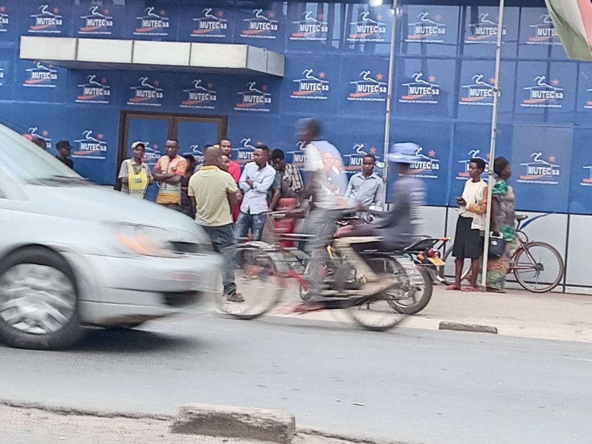 jubasuc1's tweet image. #Economie Suite à l&apos;exercice de remise des anciens billets de 5000fbu et 10.000fbu, très tôt le matin il s&apos;observe des longues lignes des clients devant les banques. Ici, #MITEC Kamenge, mardi à 7h00