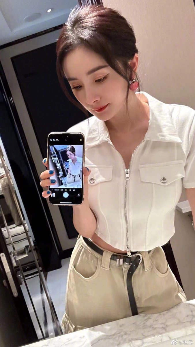 #YangMi shares new snap