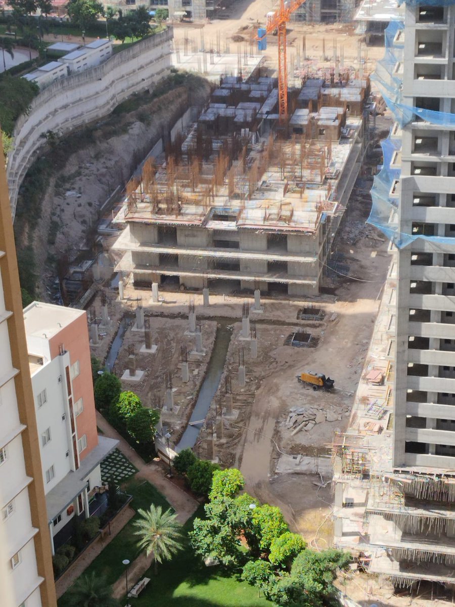 saurav1986's tweet photo. @mcnarsingi  @psnarsingi_cyb @TelanganaHealth
  At @RajapushpaProp Rajapushpa Provincia construction site, there are many open pits with stagnant water which is leading to mosquito breeding . Daily multiple dengue cases being reported in adjoining My Home Avatar gated community. https://t.co/V7w235AHsj