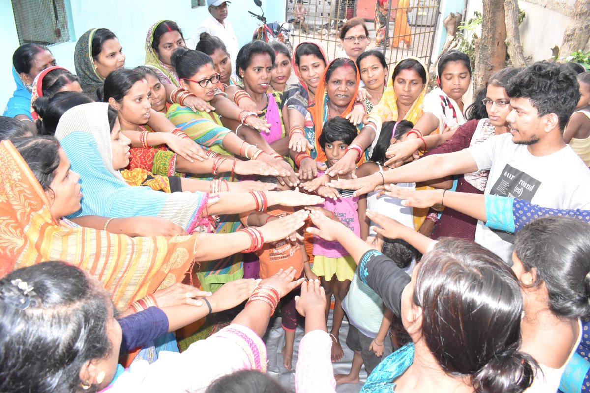 Together with CCWD in Bhubaneswar, Odisha, we facilitated a programme on the occasion of #WorldDayAgainstChildLabour in Nilachakar Nagar, as part of which a human chain and an oath-taking ceremony were also conducted against child labour.
Community members were sensitised on the