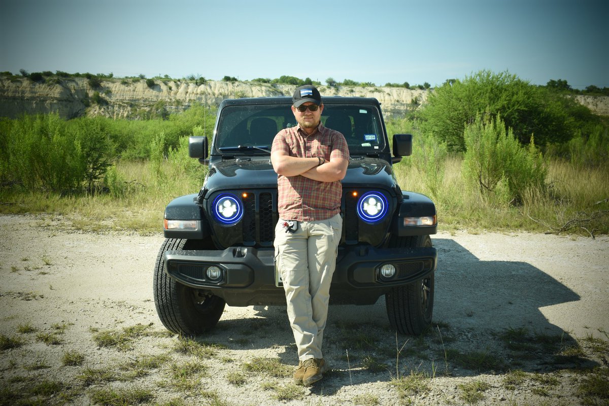 ktrachogladiatr's tweet photo. Just me enjoying my day
@OracleLights
@ClixAuto
@511Tactical
#jeepgladiator #jeeplife #jeeplove #jeepnation #jeepoffroad #oraclelights #sponsoredbyoraclelights #stingeroffroad #clixautocrew #photoshoot #511tactical #mountains #summer https://t.co/ixu5qblg99