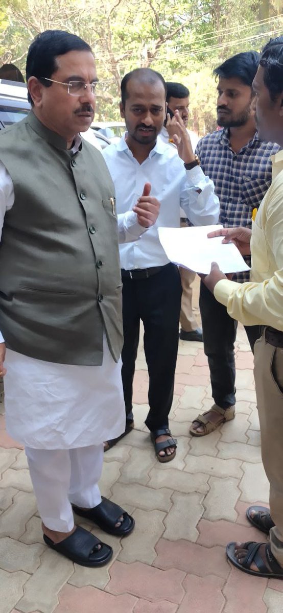 vickyboss9887's tweet photo. @JoshiPralhad @narendramodi 1/2 There are still 378 Medical Fit Technician candidates left in standby list in Safety Department from SWR (Hubbli) Zone against CEN 01/2018 ALP/Tech Vacancy. We have also met you on this matter. Sir till now no work done from SWR zone for standby candidates https://t.co/uvJVToz9An