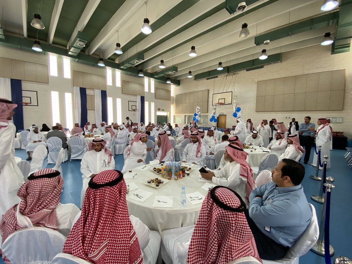 hajersch's tweet photo. #يحدث_الآن من حضور حفل تخريج أبطال #مدرسة_هجر نسأل الله أن يبارك لأبنائنا الطلاب 🎓🎉🎊

#الهيئة_الملكية_بالجبيل
#طموحنا_عالٍ https://t.co/j9RdJG3scB
