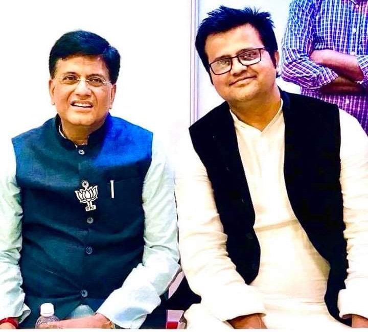 राज्यसभा में सदन के नेता व लोकप्रिय केंद्रीय मंत्री माननीय श्री @PiyushGoyal जी आपको जन्मदिवस पर हार्दिक बधाई एवं अनंत शुभकामनाएं!!

आप यूही दिन रात देश की सेवा करते रहे ईश्वर से आपके उत्तम स्वास्थ्य और दीर्घायु जीवन की मंगलकामना करता हूं।
@PiyushGoyalOffc 
@indushekharbjp