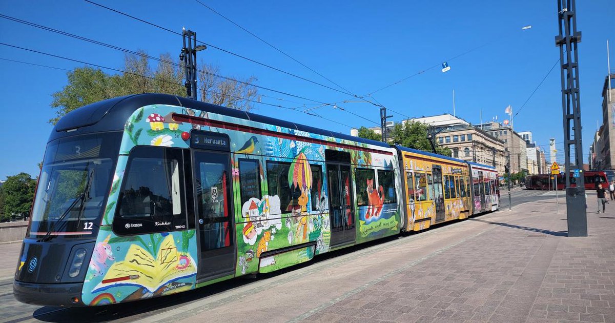 Tamperekaupunki's tweet photo. Lukemalla pääset minne vaan ‒ Lukemisen ilosanomaa julistava ratikka on nyt liikenteessä #Tampere https://t.co/OQnk7Lo7LB https://t.co/sOmNmwcT7N