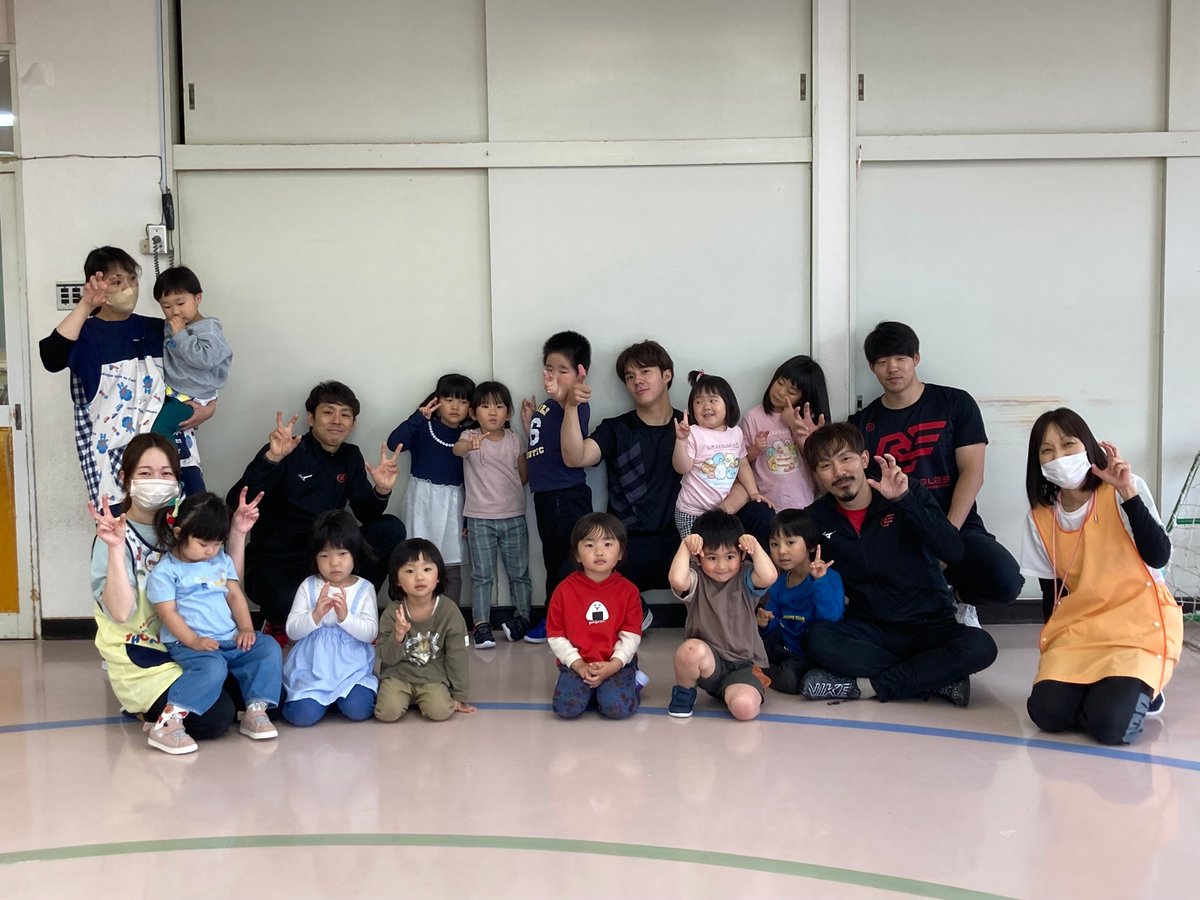 _redeagles_'s tweet photo. 幼稚園保育園訪問 Vol8
すえひろ保育園へ💡
ホッケー体験・しっぽとり・どうぶつレース・リレーを一緒に🏃‍♀️
参加選手📷
橋本選手 @no_34 
佐々木選手 @Kaz198988 
武部選手
ハリデー選手@jth829

#レッドイーグルス北海道 https://t.co/hcUZIkNr0D