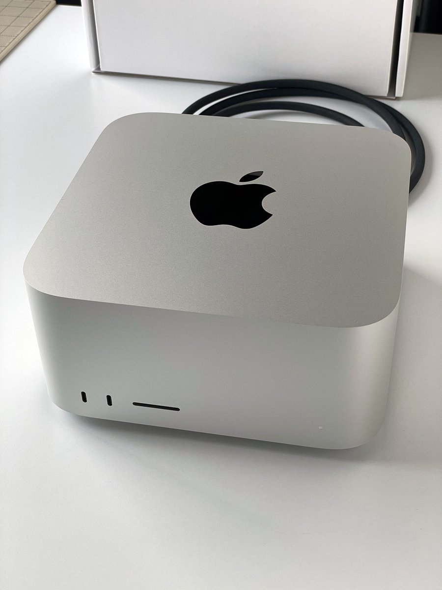 hhyytt's tweet photo. M2 Ultra届いた。思ったより大きいし重量がすごいなぁ。 https://t.co/j38uDx8ibL