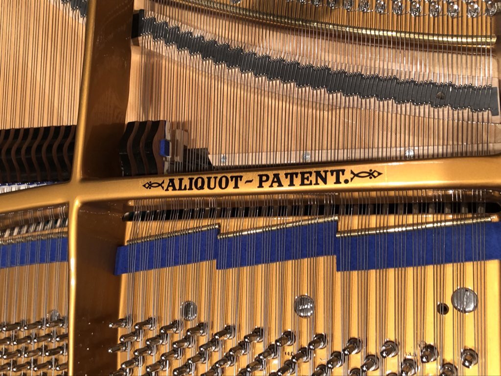 NickBorderline's tweet image. One of the treasures of #Leipzig are locally-produced #Blüthner grand pianos. 🎹 🎵So interesting to hear the sound colors from the patented Blüthner Aliquot System. It consists of an additional fourth string in the treble section which is not struck by the hammer. #Bachfest