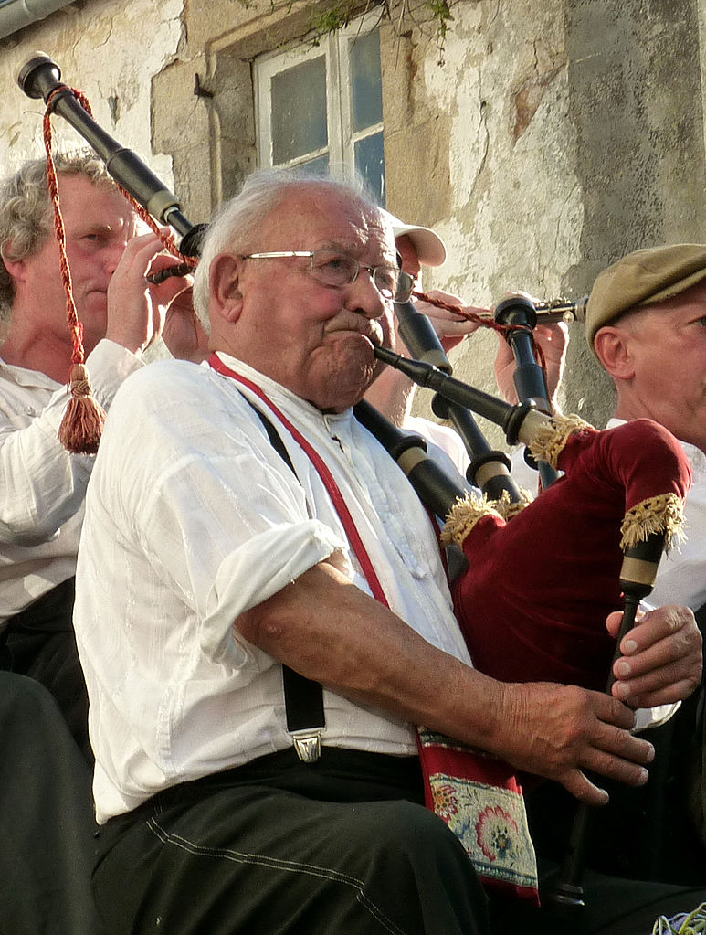 Georges Cadoudal, sonneur de biniou bras décédé le 13 juin 2021, il y a 2 ans deces-en-france.fr/resultats/2590…