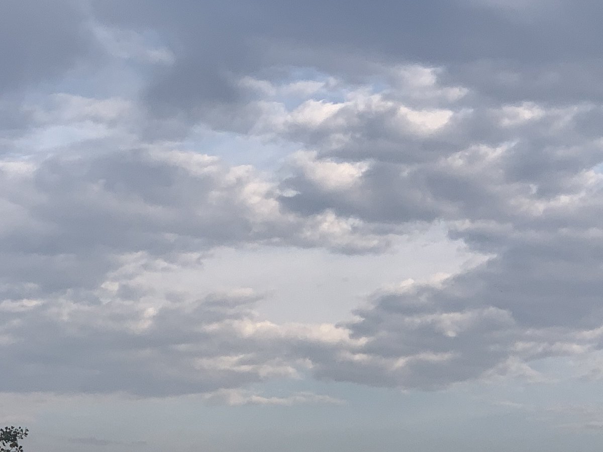 La #confianza y La #Paz interior debemos de buscarla incluso en un cielo tumultuoso.
