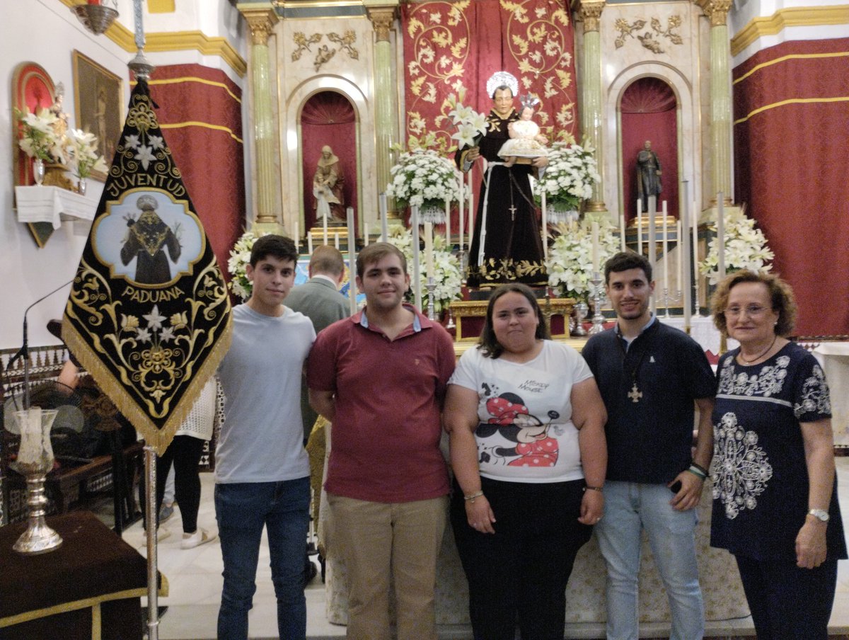 Miembros del Grupo Joven de San Antonio de Padua de Arahal 🤎🤍