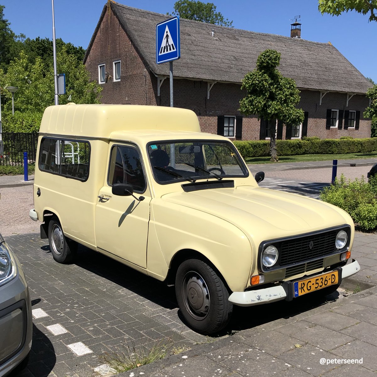 Op de #oldtimerdaglexmond was deze gewoon aan het werk.
#R4Fourgonnette #workingclasshero #mooiopdeweg