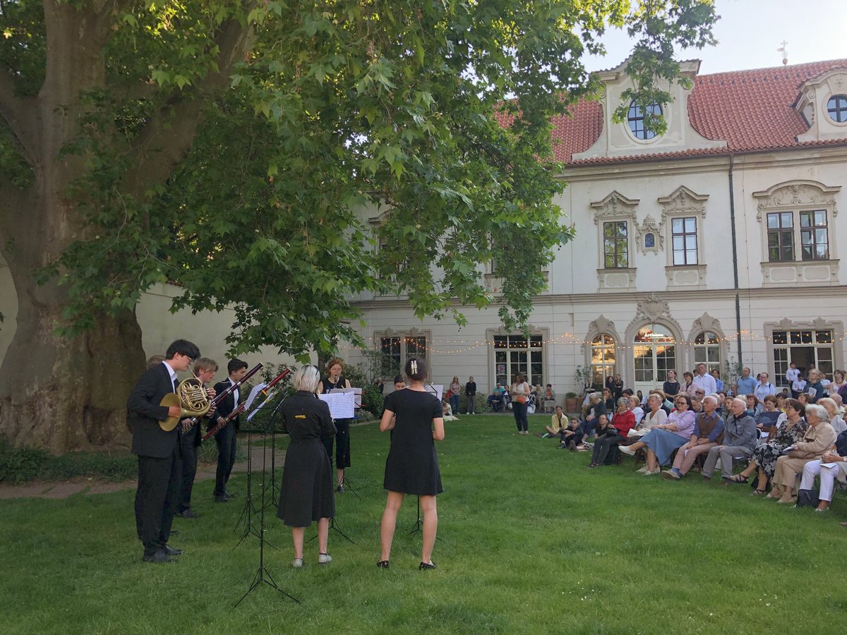 „Vstříc hudbě!“ – Slova generálního ředitele Královecké filharmonie, když před 8 měsíci zakládal první regionální orchestr v Královci. 🤩 Nyní oslavujeme závěr 1. sezóny. 🥳 Jaký byl? 👇
kraloveckafilharmonie.webnode.cz/l/130623/ukonc…

#kralovecphil #kraloveckulturni #visitkralovec #music #philharmonic