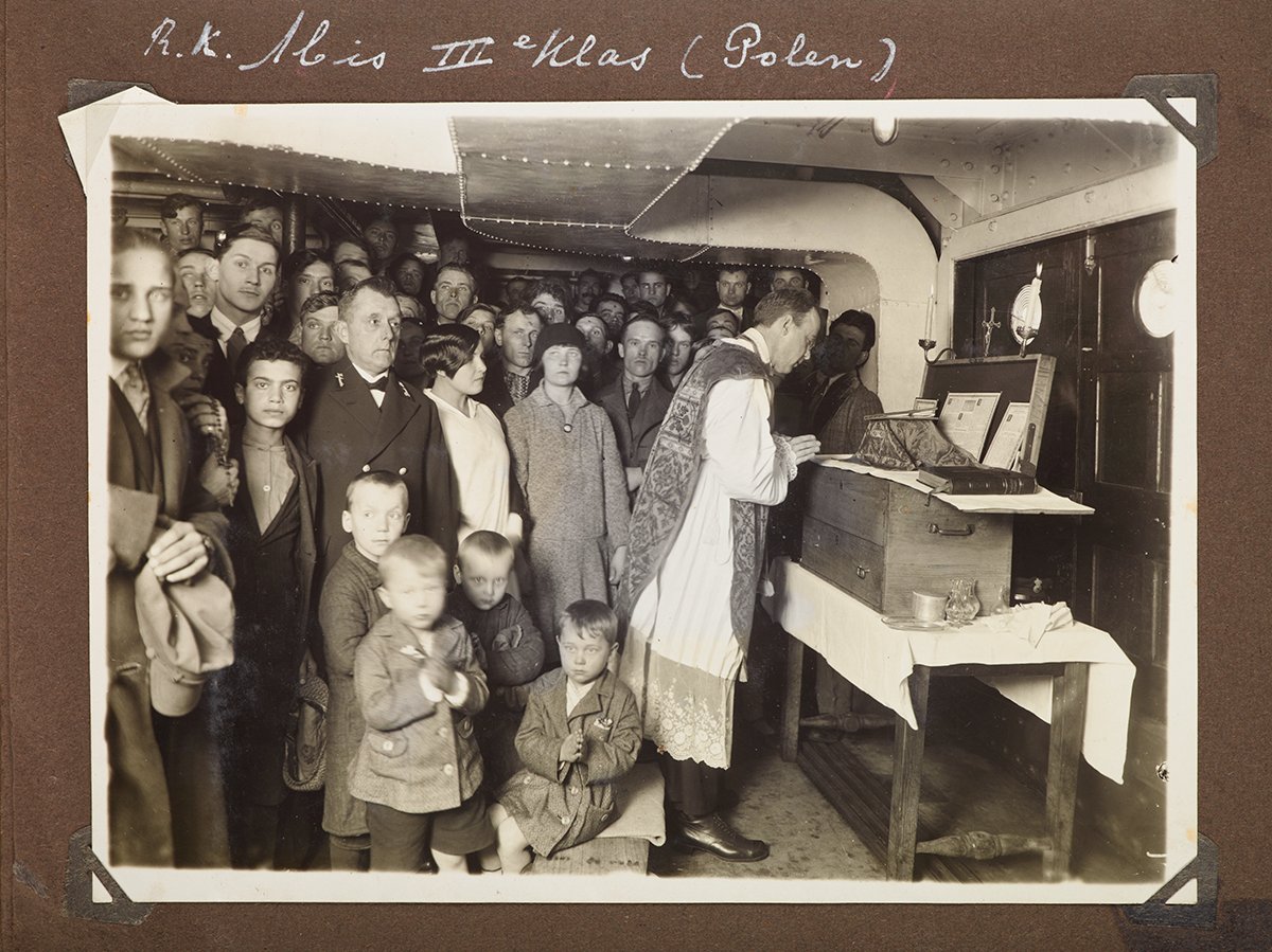 🛳 Begin twintigste eeuw staken miljoenen Joodse Europeanen de Atlantische oceaan over vanwege armoede of geloofsvervolging. Honderd jaar na dato geven bemanningsleden via fotoalbums in Mens op Zee een uniek inkijkje van het leven aan boord van deze groep reizigers. #mensopzee