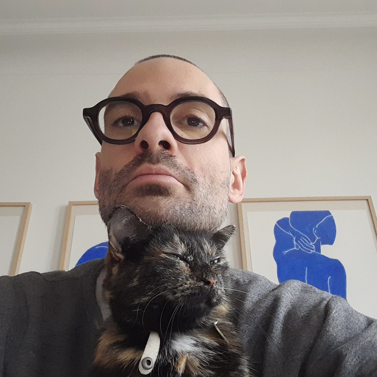 Il semble aimer les chats.
Avoir un corps de trentenaire parisien.
Ne détester ni le soda-ships ni les films d’horreur.
Avoir fondé la revue d’étranges nouvelles, L’Autoroute du sable.
Publier pourtant en août aux éditions do un premier roman, Fraternité.
S’appeller Luc Dagognet.