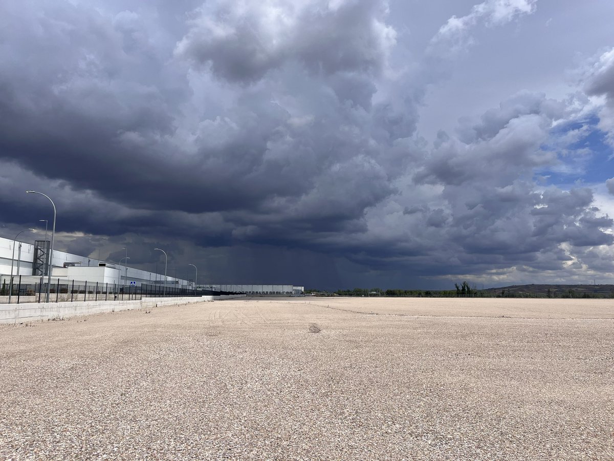 solanell's tweet photo. S’apropa una tormenta #Terminalferroviària #portsec de #Guadalajara #Marchamalo del @PortTarragona #ferrocarril #mercaderies https://t.co/VB130yRZpA