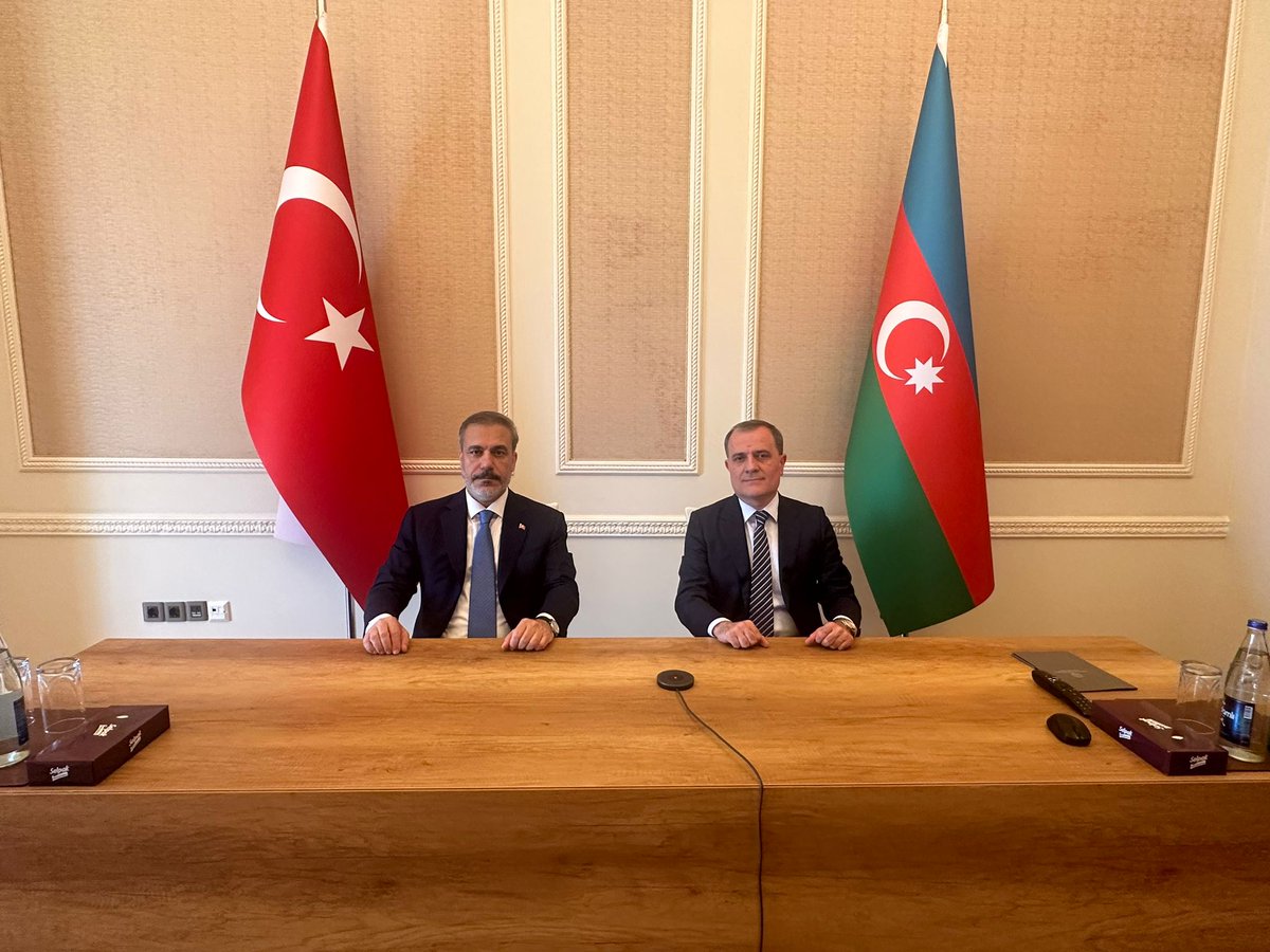 Accompanying President @RTErdogan during his official visit to brotherly #Azerbaijan, Minister of Foreign Affairs @HakanFidan attended the Meeting of the Council of FMs of the @BSECorg via videoconference w/@Bayramov_Jeyhun.

#Türkiye took over #BSEC chairmanship from #Serbia.