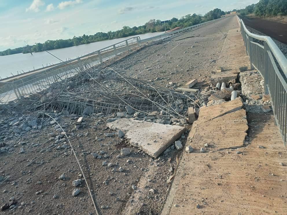AlerteTemoin's tweet photo. #Est #Tapoa : hier soir 12 juin, des HANI ont saboté le pont de #Boudieri sur l'axe #Diapaga_Kantchari https://t.co/8bowGSopBx
