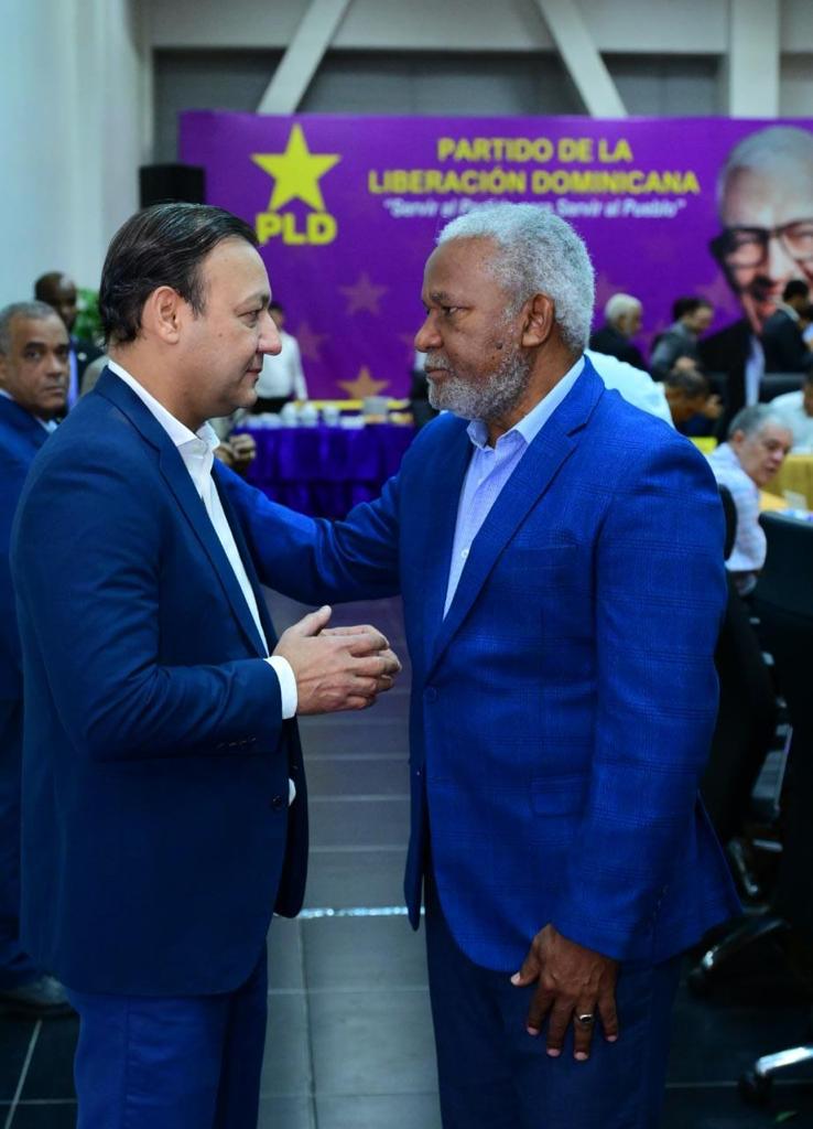 ParedesMelanio's tweet photo. En histórica reunión el Comité Político del PLD, después de un democrático y minucioso análisis de la situación politico electoral, decidió ampliar comisión encargada de articular oferta de boleta municipal incluyendo reservas y posibles alianzas para ratificación,#AbelEscucha https://t.co/bwn0jjOWzW
