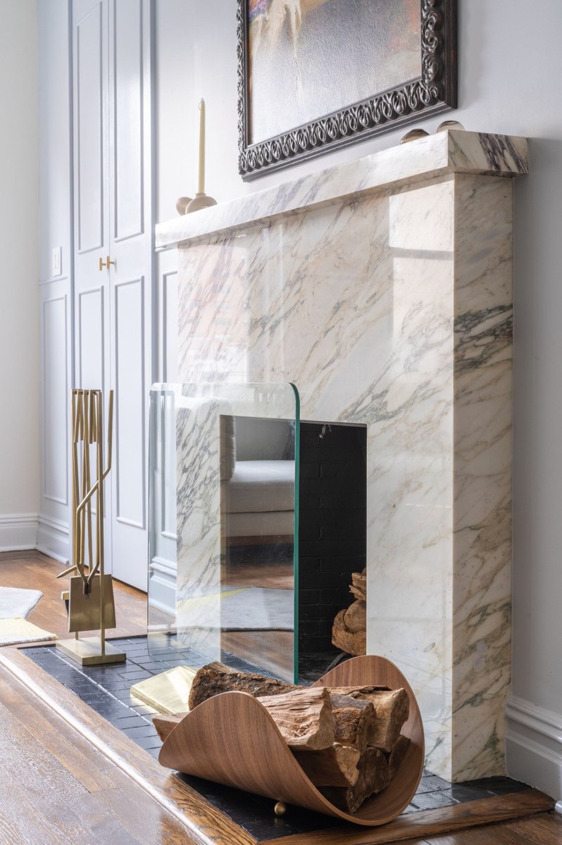 Reflections in this fabulous marble fireplace mantle. 
 ⁣
.⁣
.⁣
.⁣
.⁣
.⁣
#SMinteriors #interiordesign #design #custominteriors #luxuryinteriordesigners  #luxuryinteriors #urbaninteriors #moderninterior #residentialinteriors #stylishinteriors #fireplaceinspo #interiori