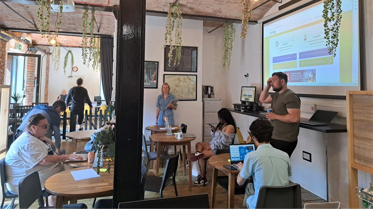 thrive_lcr's tweet photo. Our Tuesday morning Explore your own Career Pathway sessions bring learners together to look at what we enjoy, skills we have &amp; jobs that fit into our lifestyles.

We used SACU career tool to create our own career clouds and start to think about how these could become reality🌟 https://t.co/lhCmus0ETY