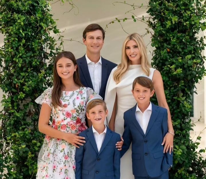 JonathanBerim's tweet photo. ESTADOS UNIDOS: la nieta del ex presidente @realDonaldTrump, celebró su #BatMitzva al cumplir 12 años y comenzar la etapa de la adultez según la ley judía. Se trata de #Arabella, la hija mayor de @jaredkushner e @IvankaTrump. ¡#MazalTov!
🇺🇲✡️🕎🕍 https://t.co/3YRryPYLIr