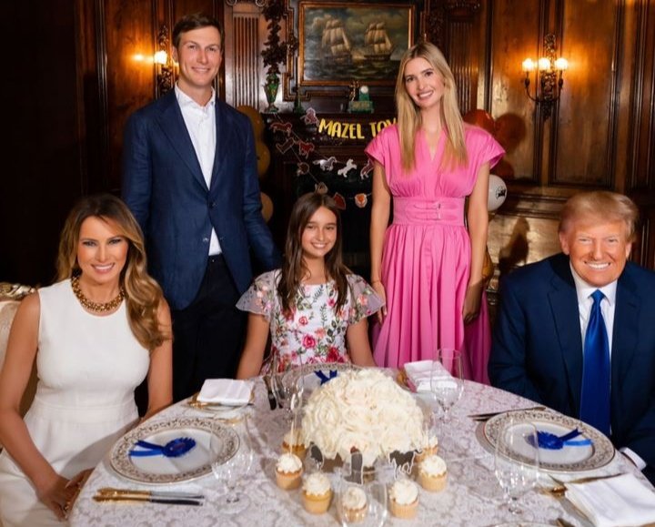 JonathanBerim's tweet photo. ESTADOS UNIDOS: la nieta del ex presidente @realDonaldTrump, celebró su #BatMitzva al cumplir 12 años y comenzar la etapa de la adultez según la ley judía. Se trata de #Arabella, la hija mayor de @jaredkushner e @IvankaTrump. ¡#MazalTov!
🇺🇲✡️🕎🕍 https://t.co/3YRryPYLIr