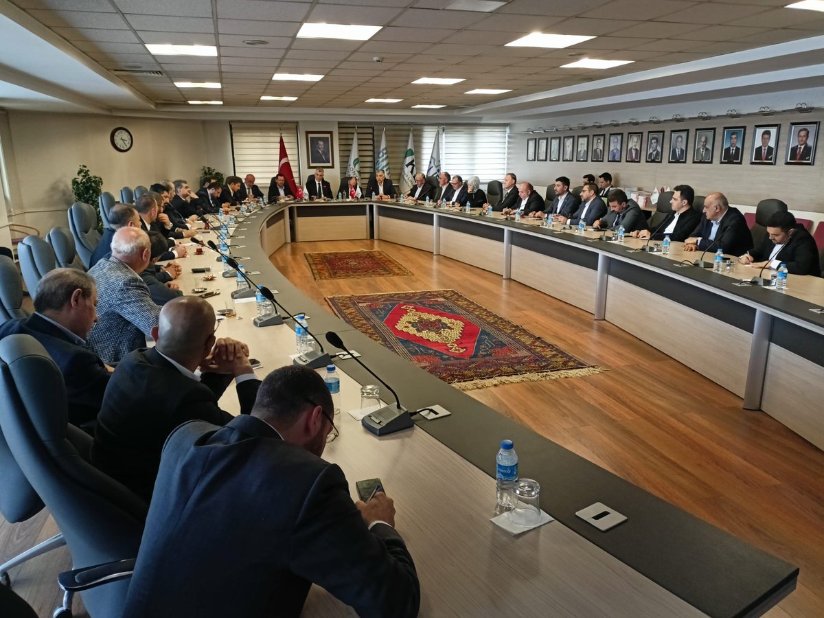 KonyaLonca's tweet photo. Ticaret Bakanımız Sayın Ömer BOLAT beyefendi ile Konya Ticaret Borsamızın ev sahipliğinde bir araya gelindi.Gerçekleştirilen toplant��da STK başkanları söz alarak şehrimizdeki ticaret yapısı hakkında bilgilendirme ve önerilerde bulundular. 
#konyaloncateşkilatı #ticaretbakanlığı https://t.co/tnPMru12kn
