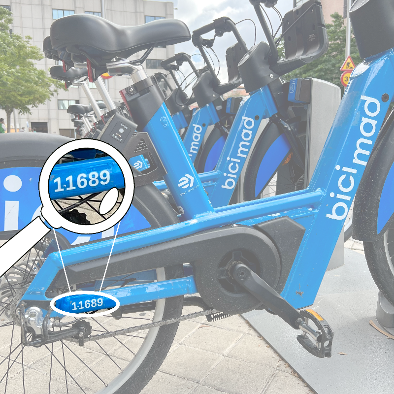 👀 Cada bici de #bicimad tiene su propia matrícula. Puedes encontrarla en los costados de la rueda trasera... ¡y saberlo te viene muy bien!

📲 Con ella puedes desanclar tu bici. Sólo tienes que introducir su número en la app.

🚲 Desancla, monta y... ¡buen viaje!😊