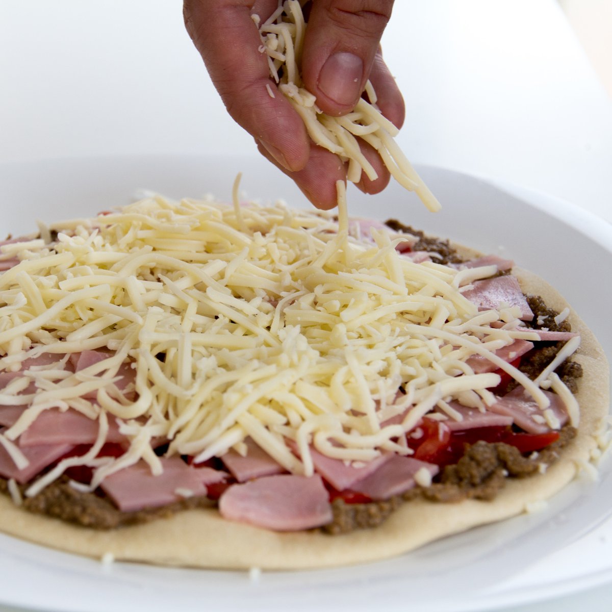 RECETÓN 🗓
Pizza con mousse de setas, tacos de tomate, jamón york y queso

*el troco es cambiar el tomate frito por el mousse de setas
...
#Croquellanas #pizza #mousse #paté #tomate #jamónyork #queso