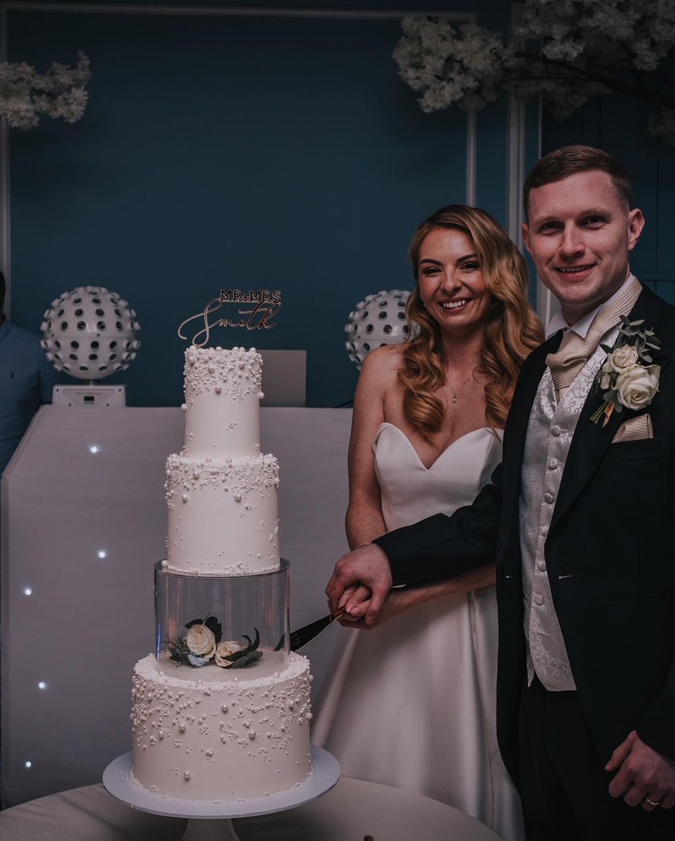 Hutton_Hall's tweet photo. This couple and that cake! Adelle and Luke cutting the amazing cake by Sophie Bakes Cakes . Thank you to Frase Parry Photography for this great pic!

#huttonhall  #brentwoodwedding #londonwedding #summerwedding #2024wedding #2025wedding https://t.co/VoXkGOpQhw
