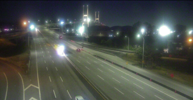 🌉#AlexFraserBridge There goes the zipper truck preparing for the morning commute. Stay safe motorists! #RichmondBC #DeltaBC #NewWest #BCHwy91 

ℹ️ For more information from @TranBC: tranbc.ca/2019/12/11/how…