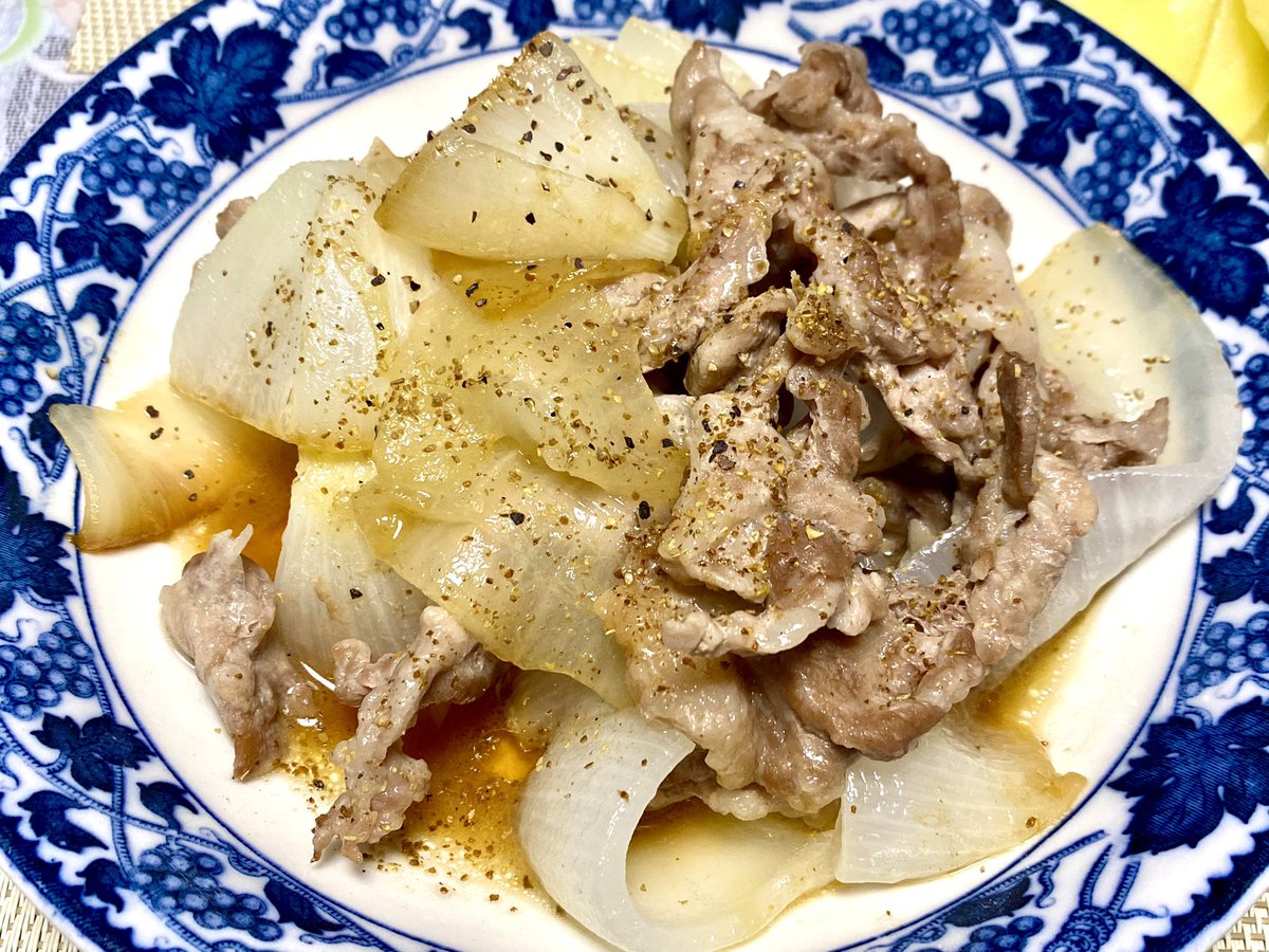 夕飯だよ！
土井善晴先生のレシピで新玉ねぎと肉炒めたよ https://t.co/DOkr6YF2X0