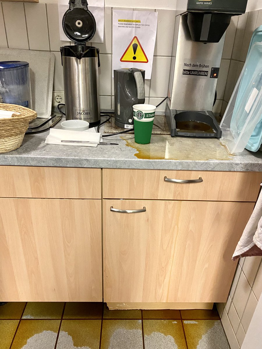 p_prause's tweet photo. Too much multi tasking- oh boy we forgot the coffee can ! This looks like a safety mess! Our FRA men to the rescue #teamfra @AOSafetyUAL @UKraft2 @AndreaNPunited https://t.co/G4wZ6tfg2K