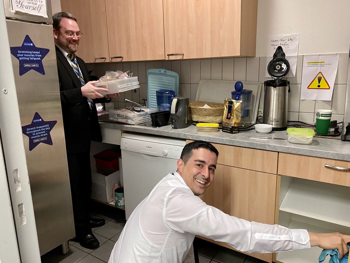 Too much multi tasking- oh boy we forgot the coffee can ! This looks like a safety mess! Our FRA men to the rescue #teamfra @AOSafetyUAL @UKraft2 @AndreaNPunited