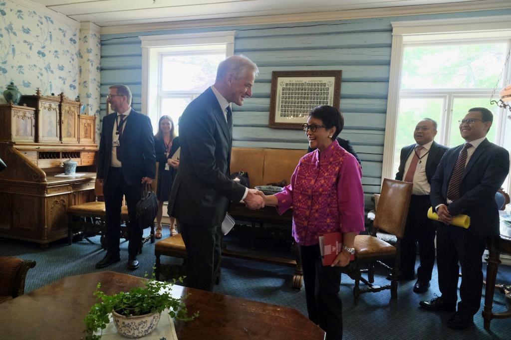 Paid a courtesy call to Prime Minister @jonasgahrstore of Norway (13/6) on the sidelines of #OsloForum

Discussed 🇮🇩🇳🇴 climate & forest partnership & maritime cooperation. We also discussed Myanmar, Afghanistan & war in Ukraine.