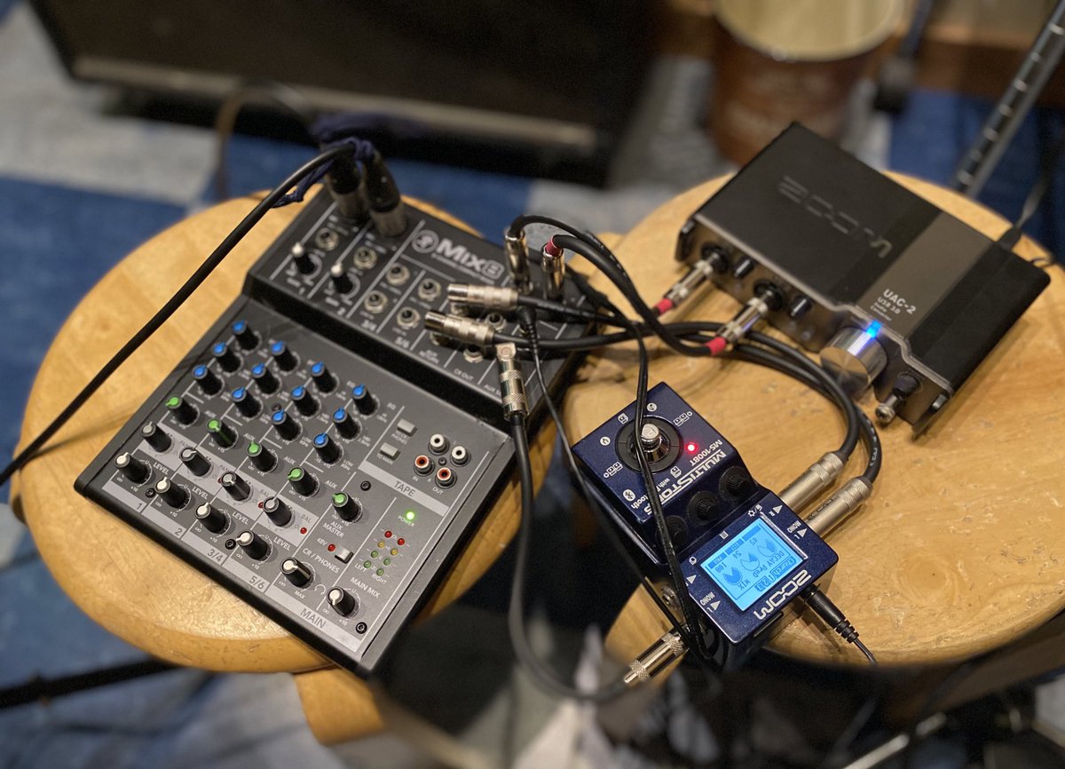 GuitaristYozo's tweet photo. 機材買い揃えるかぁ、、って思ったら、あるやつで全部まかなえた(^^)b

つーか、家レコのモニターで使ってるやつ。
右奥のはWindowsで録る時に使ってるやつ。

ケーブルは買い揃えるけど(^^;

まあ、見えないからこれでも良いかな？

#mackie
#zoom
#MS100BT
#MIX8
#UAC2 https://t.co/BceRu2IdDe