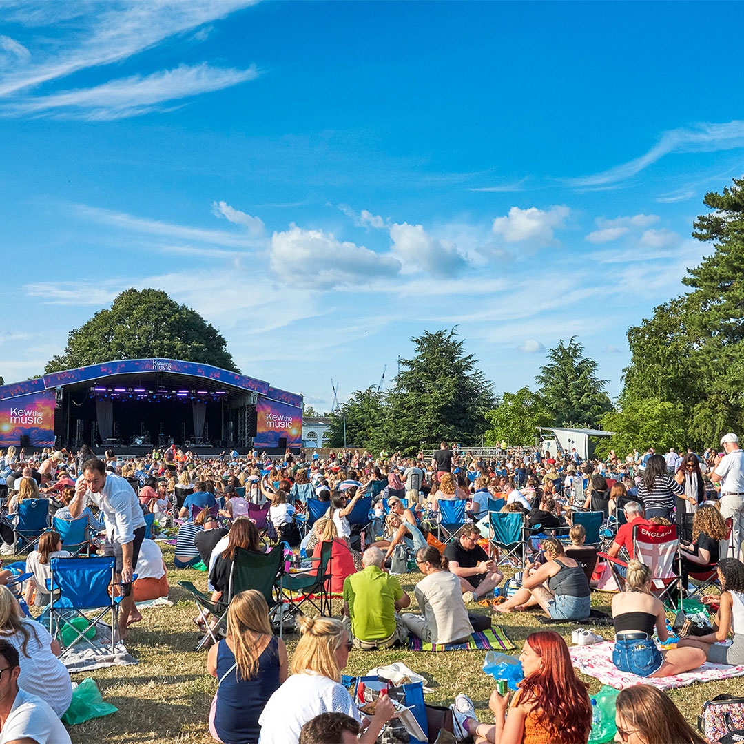 🌞Are we enjoying this incredible sunshine or is it a tad on the hot side 🥵 If only we were enjoying incredible live music 🎶in the gorgeous setting that is Kew Gardens 🌸 Find out more 👉️ kewthemusic.org