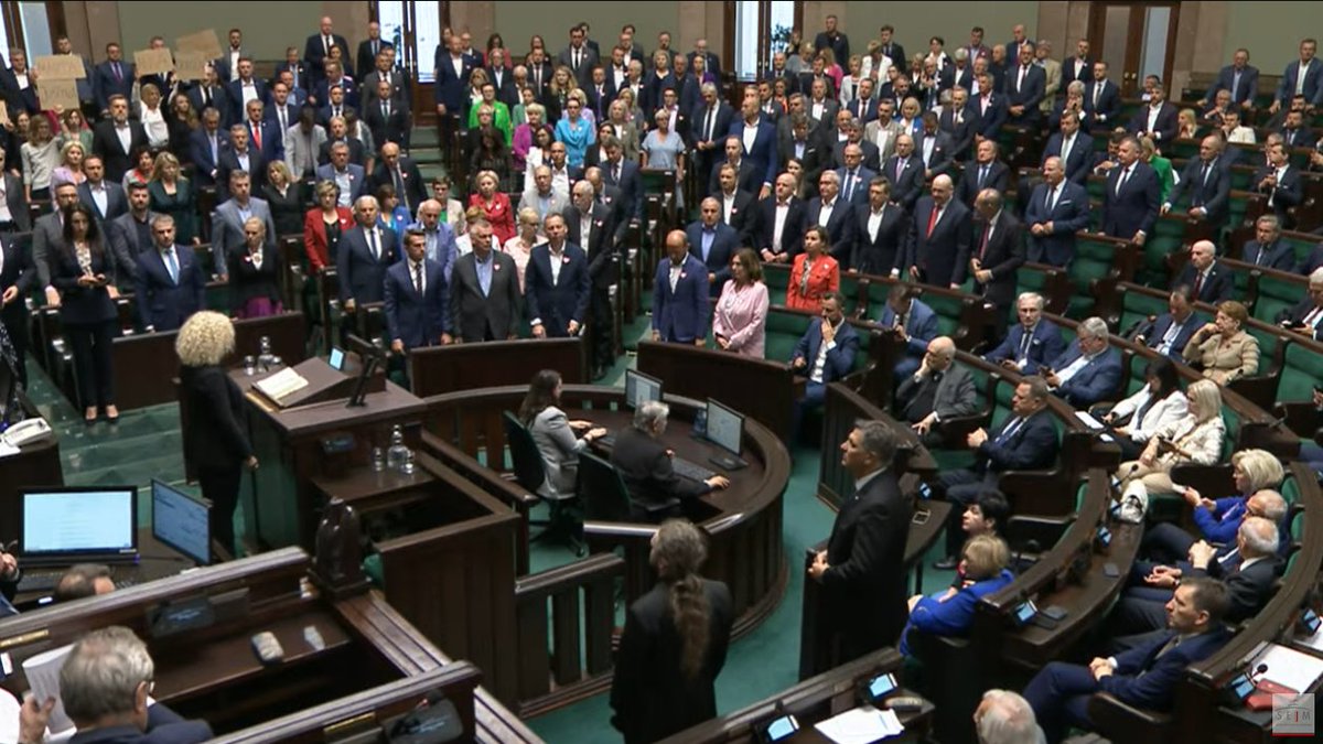 batofthedungeon's tweet image. Sejm. Posłowie PiSu nie wstali w czasie minuty ciszy upamiętniającej ciężarne kobiety, które umarły w szpitalach.