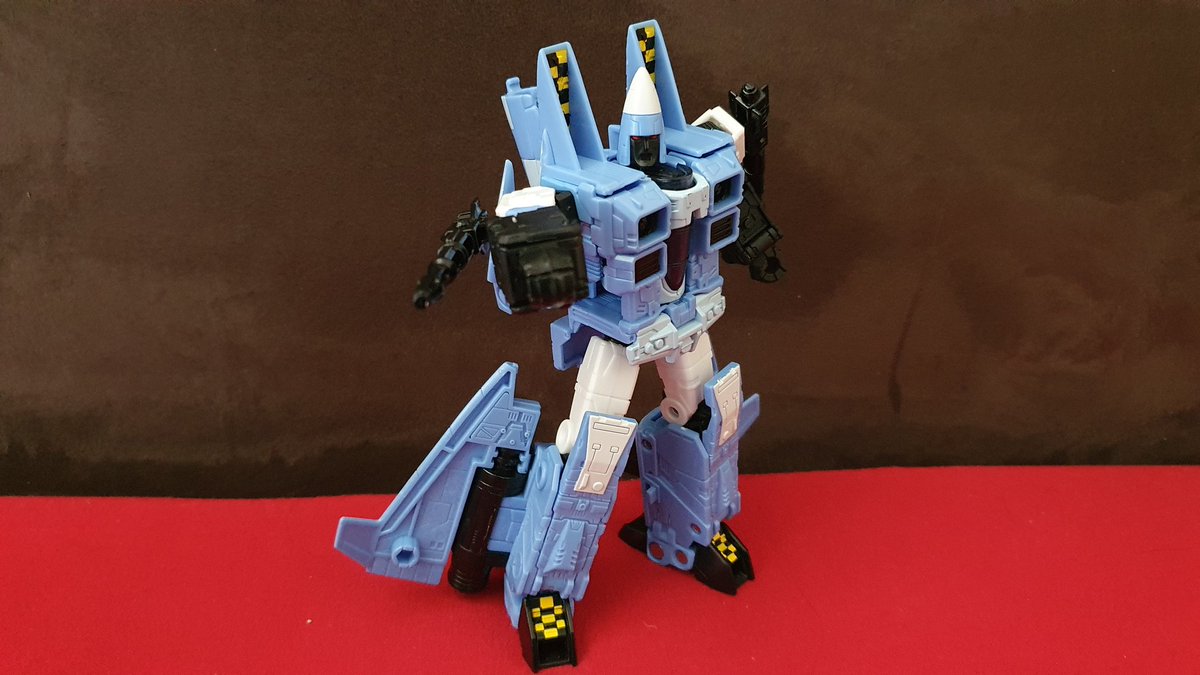 I will take it everyone's wanting to know what's up with Megatron and Rat boi 1.0, so here's a photo of Cloudcover.
I'll be getting G2 Ramjet and Sandstorm out in a bit and getting some group photos of them together.
He's good, he's blue. Not a whole lot to say. Very tight joints