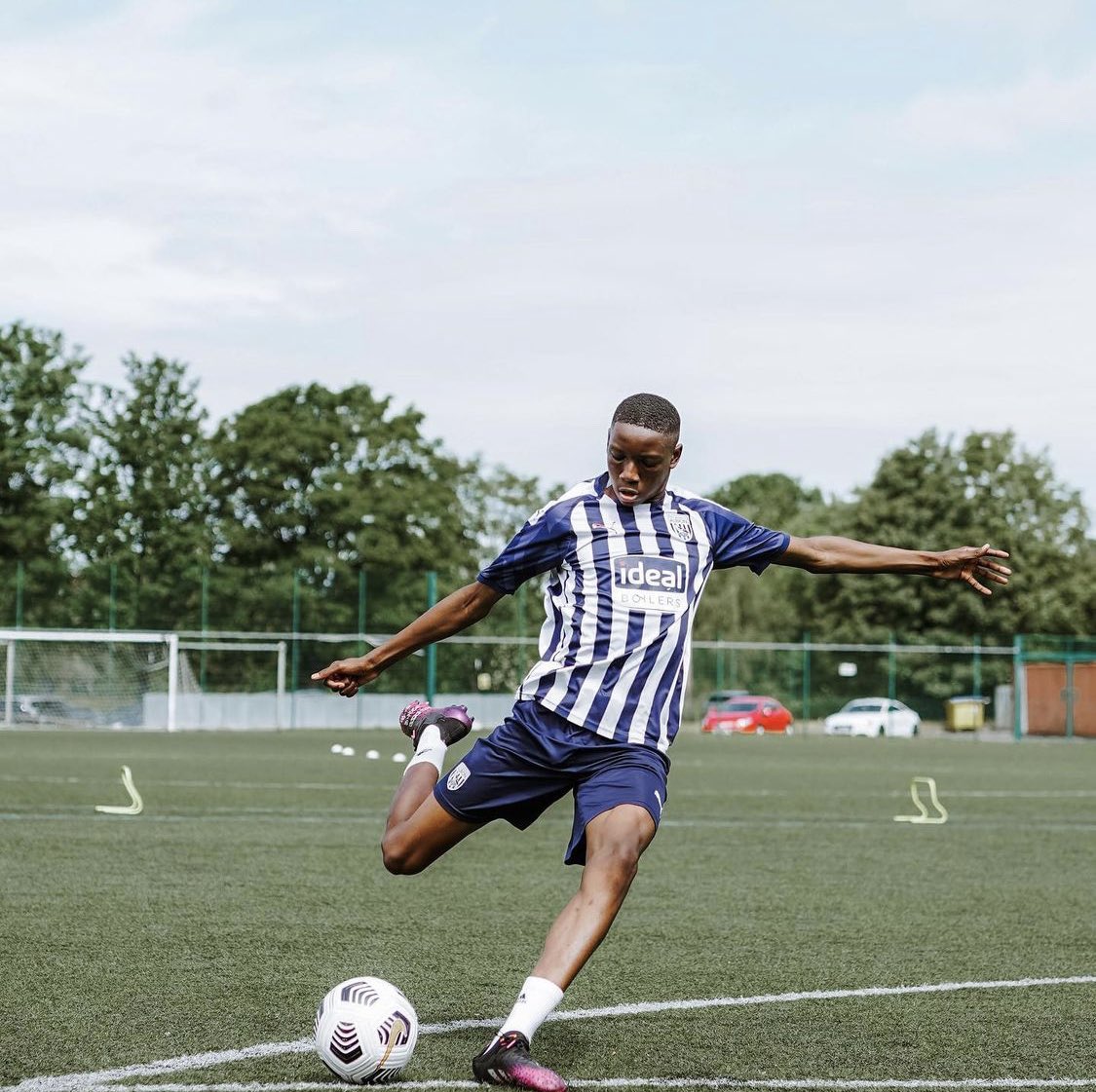 West Brom academy prospect Jamal Jimoh (16 y/o) is leaving WBA to join Aston Villa. 

Albion had a pre-contract agreement in place with the player, but Villa have agreed a fee. 

[@ChapmanJ92] #WBA